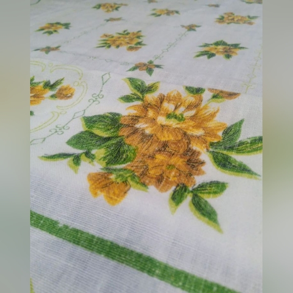 Rectangular mid-century Collectable Tablecloth. Hand made, yellow flowers - Picture 3 of 11